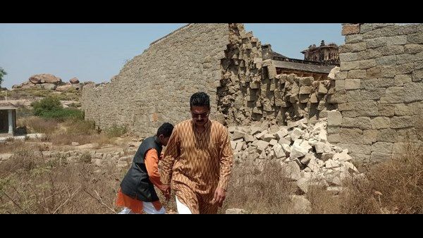 ಐತಿಹಾಸಿಕ ಹಂಪಿಯಲ್ಲಿ ಕೋಟೆ ಅರಮನೆ ಗೋಡೆ ಕುಸಿತ: ಶ್ರೀಕೃಷ್ಣದೇವರಾಯ ಭೇಟಿ