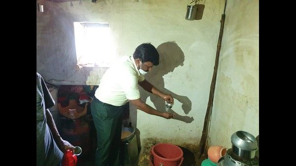 ಫೋಟೋ ಸಾಕ್ಷ್ಯ: ಅಸ್ಪೃಶ್ಯತೆ ನಿವಾರಣೆ ಜಾಗೃತಿ ಮೂಡಿಸಿದ ತಹಶೀಲ್ದಾರ್!