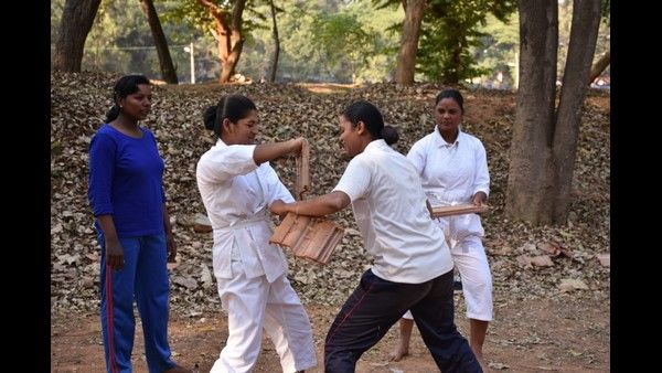 ಸರ್ಕಾರಿ ಶಾಲೆ ವಿದ್ಯಾರ್ಥಿನಿಯರಿಗೆ ಕರಾಟೆ ಕಲಿಸಲಿಕ್ಕೆ ಬರಲಿದ್ದಾರೆ KSRP ಪೊಲೀಸ್