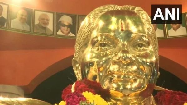 ಎಂಜಿಆರ್, ಜಯಲಲಿತಾ ಸ್ಮಾರಕದಲ್ಲಿ ಮೋದಿ, ಅಮಿತ್ ಶಾ ಚಿತ್ರ