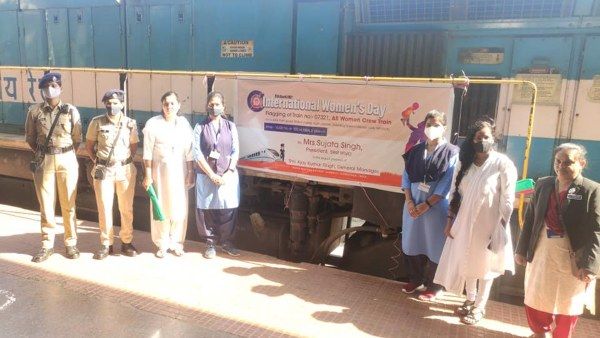 ಸೊಲ್ಲಾಪುರ-ಧಾರವಾಡ ಪ್ಯಾಸೆಂಜರ್ ರೈಲು ಓಡಿಸಿದ ಮಹಿಳೆಯರು