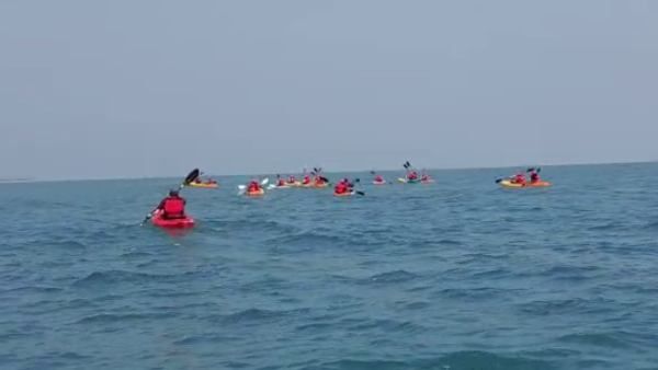 ಮಹಿಳಾ ದಿನದ ವಿಶೇಷ: ಸಮುದ್ರದಲ್ಲಿ ಕಯಾಕಿಂಗ್ ಸಾಹಸ ಮೆರೆದ ವಿದ್ಯಾರ್ಥಿನಿಯರು