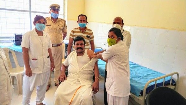 ವಿವಾದದ ಬಳಿಕ ಆಸ್ಪತ್ರೆಗೆ ತೆರಳಿ ಎರಡನೆಯ ಡೋಸ್ ಲಸಿಕೆಗೆ ಪಡೆದ ಬಿ.ಸಿ ಪಾಟೀಲ್!