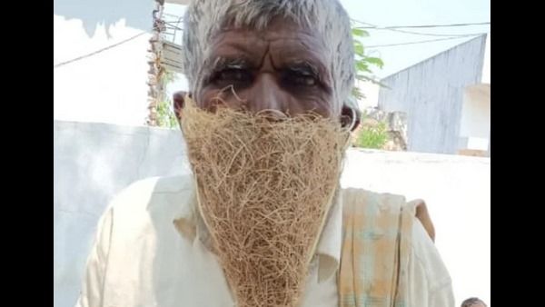 ಮಾಸ್ಕ್ ಕೊಳ್ಳಲು ಹಣವಿಲ್ಲ, ಹಕ್ಕಿ ಗೂಡು ಧರಿಸಿ ಸರ್ಕಾರಿ ಕಚೇರಿಗೆ ಬಂದ ವ್ಯಕ್ತಿ
