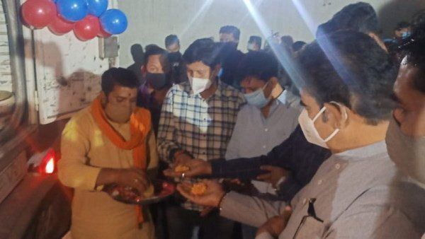 ಫೋಟೊ, ಪೂಜೆಗಾಗಿ 2 ಗಂಟೆ ಆಕ್ಸಿಜನ್ ಟ್ಯಾಂಕರ್ ತಡೆಹಿಡಿದ ರಾಜಕೀಯ ಮುಖಂಡರು!