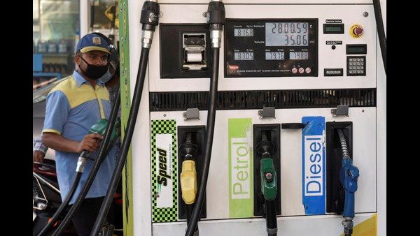 ಹದಿನೈದು ದಿನಗಳ ನಂತರ ಮತ್ತೆ ತಗ್ಗಿದ ಪೆಟ್ರೋಲ್, ಡೀಸೆಲ್ ಬೆಲೆ