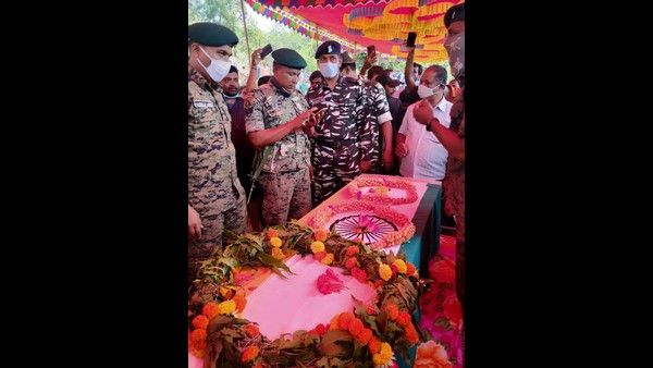 ಬಾಯ್ಬಿಟ್ರೆ ದೇಶಭಕ್ತಿ ಮಾತನಾಡುವ ಸಂಸದ ಹೆಗಡೆ, ವಿಧಾನಸಭಾಧ್ಯಕ್ಷರು: ಯೋಧನ ಅಂತ್ಯಸಂಸ್ಕಾರದಿಂದ ದೂರ