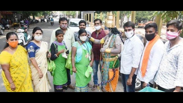 ರಾಮನವಮಿ; ಮಾಸ್ಕ್ ವಿತರಿಸಿದ ರಾಮವೇಷಧಾರಿ!