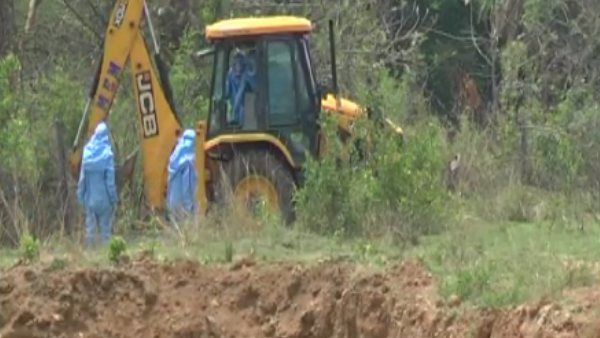 ವೈರಲ್ ವಿಡಿಯೋ; ಬಿಡದಿಯಲ್ಲಿ ಜೆಸಿಬಿಯಲ್ಲಿ ಶವ ಸಾಗಾಟ!
