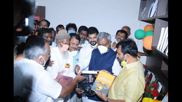 ಸೈಯದ್ ಇಸಾಕ್ ಅವರಿಗೆ ಧರ್ಮಗ್ರಂಥಗಳ ಪುಸ್ತಕ ನೀಡಿದ ಸಚಿವ ಎಸ್‌ಟಿಎಸ್