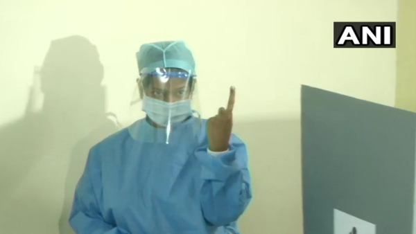 ತಮಿಳುನಾಡಿನಲ್ಲಿ ಮತದಾನಕ್ಕಾಗಿ ಪಿಪಿಇ ಕಿಟ್ ಧರಿಸಿದ ಸಂಸದೆ ಕನಿಮೋಳಿ!