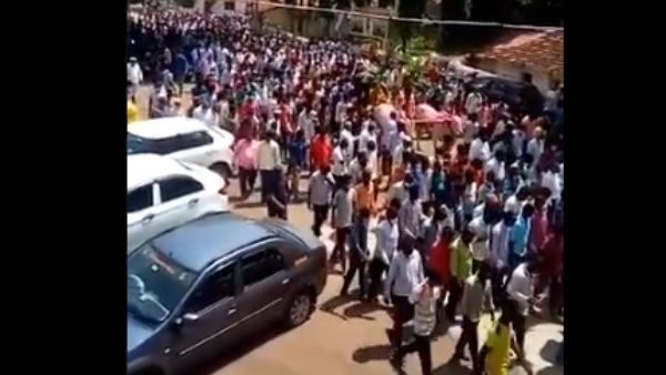 ಬೆಳಗಾವಿ: ಕೋವಿಡ್ ನಿಯಮ ಮೀರಿ ಕುದುರೆಯ ಅಂತ್ಯಕ್ರಿಯೆಯಲ್ಲಿ ನೂರಾರು ಜನರು