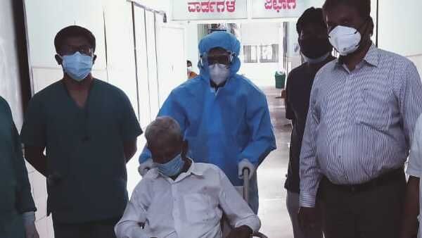 ಬೀದರ್: ಕೋವಿಡ್ ಸೋಂಕಿನಿಂದ ಗೆದ್ದು ನಗೆ ಬೀರಿದ ಶತಾಯುಷಿ