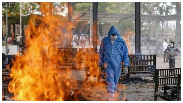 ಕೊರೊನಾ ವೈರಸ್: ಏಕಾಂಗಿಯಾಗಿ ಪತಿಯ ಅಂತ್ಯಕ್ರಿಯೆ ನೆರವೇರಿಸಿದ ಪತ್ನಿ