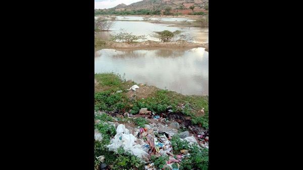 ಹರಪನಹಳ್ಳಿ ಕೆರೆಗೆ ಆಸ್ಪತ್ರೆ ತ್ಯಾಜ್ಯ; ಜನರಲ್ಲಿ ಆತಂಕ