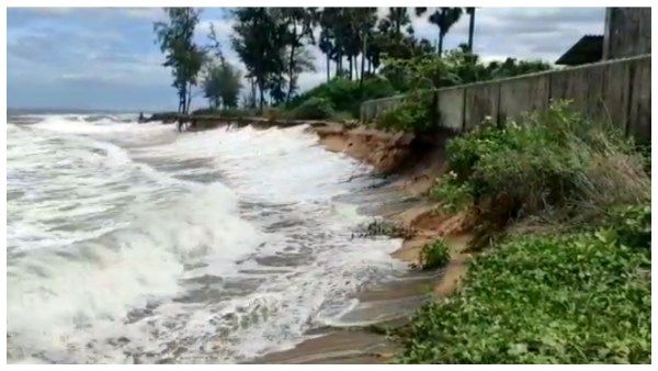 ಚಂಡಮಾರುತ ಪ್ರಭಾವ; ಅಲೆಗಳ ಅಬ್ಬರಕ್ಕೆ ಸ್ಮಶಾನ, ಮನೆ ಸಮುದ್ರ ಪಾಲಾಗುವ ಭೀತಿ