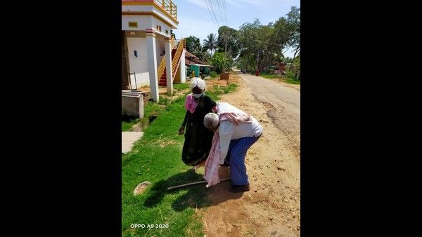ಕೊರೊನಾ ಸಂಕಷ್ಟದಲ್ಲಿ ವೃದ್ಧೆಯನ್ನು ಬೀದಿಪಾಲು ಮಾಡಿದ ಕುಟುಂಬ