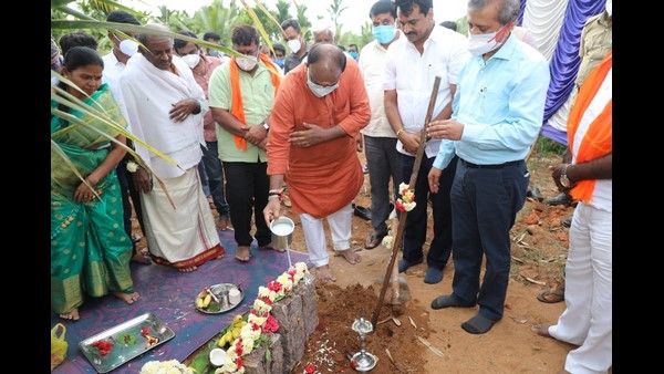 ಸಿದ್ದಗಂಗಾ ಶ್ರೀಗಳ ಮನೆ ಜೀರ್ಣೋದ್ಧಾರ; ಸಚಿವರಿಂದ ಭೂಮಿ ಪೂಜೆ