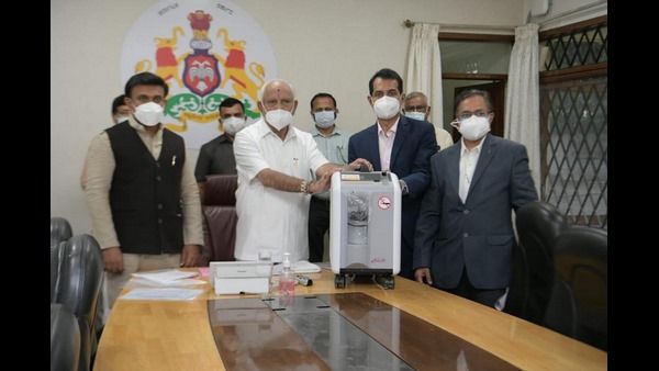 ಸಿಎಂಗೆ ಆಮ್ಲಜನಕ ಸಾಂದ್ರಕಗಳನ್ನು ಹಸ್ತಾಂತರಿಸಿದ ಟೊಯೊಟಾ ಕಂಪನಿ