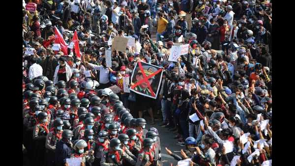 ಭಾರತಕ್ಕೆ ಓಡಿ ಬಂದು ಜೀವ ಉಳಿಸಿಕೊಂಡ 10 ಸಾವಿರ ಮ್ಯಾನ್ಮಾರ್ ಪ್ರಜೆಗಳು!