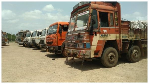 ಬಳ್ಳಾರಿಯಲ್ಲಿ ಅಕ್ರಮವಾಗಿ ಅದಿರು ಸಾಗಿಸುತ್ತಿದ್ದ 20 ಲಾರಿ ವಶ