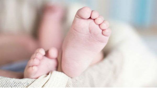 ಗಂಗಾ ನದಿಯಲ್ಲಿ ತೇಲಿ ಬಂದ ಮರದ ಪೆಟ್ಟಿಗೆಯಲ್ಲಿ ನವಜಾತ ಹೆಣ್ಣು ಶಿಶು: ದೋಣಿಗಾರನಿಂದ ರಕ್ಷಣೆ