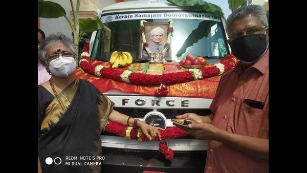 ಎಂದೋ ಮಾಡಿದ್ದ ಸೇವೆ ಸ್ಮರಿಸಿ ಇಂದು ಆಂಬ್ಯುಲೆನ್ಸ್ ಉಡುಗೊರೆ ಕೊಟ್ಟ ಮಹಾತಾಯಿ!