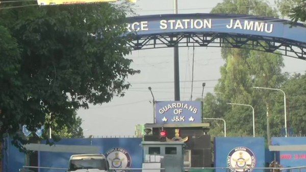 ಜಮ್ಮು ವಿಮಾನ ನಿಲ್ದಾಣದಲ್ಲಿ ಸ್ಫೋಟ; ಬಾಂಬ್ ನಿಷ್ಕ್ರಿಯದಳ ದೌಡು