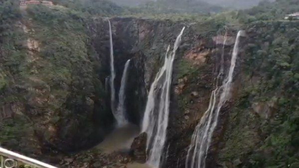 ಮೊದಲ ದಿನ ಜೋಗದ ಸೌಂದರ್ಯ ಕಣ್ತುಂಬಿಕೊಂಡ ಜನ