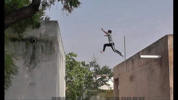 ಕಟ್ಟಡದಿಂದ ಕಟ್ಟಡಗಳಿಗೆ ಜಂಪ್ ಮಾಡುವ ಸಿರುಗುಪ್ಪದ ಸ್ಪೈಡರ್‌ಮ್ಯಾನ್