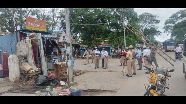 ಮೈಸೂರು; ಲಾಕ್‌ಡೌನ್‌ನಲ್ಲಿ ಜೆಸಿಬಿ ಘರ್ಜನೆ, ಅಕ್ರಮ ಕಟ್ಟಡ ತೆರವು