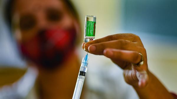 ಮಾತಾಡುತ್ತಾ ಒಂದೇ ವ್ಯಕ್ತಿಗೆ 5 ನಿಮಿಷದಲ್ಲಿ ಎರಡೂ ಡೋಸ್ ಲಸಿಕೆ ಕೊಟ್ಟ ಸಿಬ್ಬಂದಿ