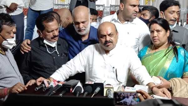 ಪ್ರವಾಹದಿಂದ ಹಾನಿಗೊಳಗಾದ ರಸ್ತೆಗಳಿಗೆ 200 ಕೋಟಿ ರೂ. ಭರವಸೆ ನೀಡಿದ ಸಿಎಂ