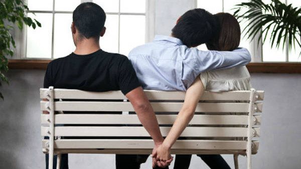 ಓಡಿಹೋದ ಕಾರಣಕ್ಕೆ ಮಹಿಳೆಗೆ ಪತಿಯನ್ನು ಹೆಗಲ ಮೇಲೆ ಹೊರುವ ಶಿಕ್ಷೆ!