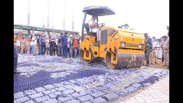 Video: 58,000 ಔಷಧಿ ಬಾಟಲಿಗಳ ಮೇಲೆ ಬುಲ್ಡೋಜರ್ ಓಡಿಸಿದ ಸಿಎಂ!