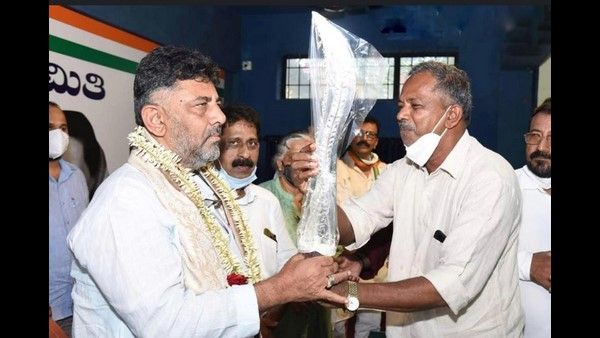 ಡಿಕೆಶಿಗೆ ದೈವದ ಆಯುಧ ನೀಡಿದ ಉಡುಪಿ ಕಾಂಗ್ರೆಸ್ ಮುಖಂಡರು; ತೀವ್ರ ಆಕ್ರೋಶ