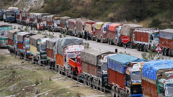 'ಇಂಧನ ಬೆಲೆ ಇಳಿಸದಿದ್ದರೆ ಅನಿರ್ದಿಷ್ಟ ಮುಷ್ಕರ ನಡೆಸುತ್ತೇವೆ' ಎಂದ ಲಾರಿ ಮಾಲೀಕರು