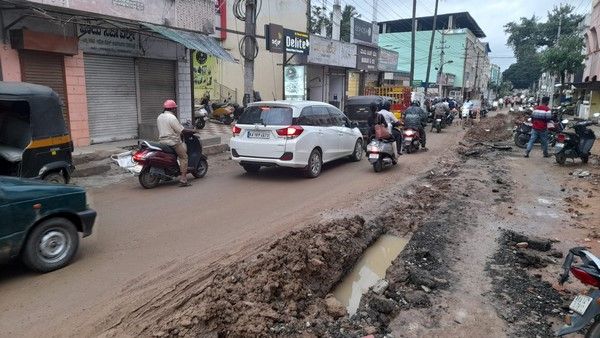 ಶಿವಮೊಗ್ಗ ಸ್ಮಾರ್ಟ್ ಸಿಟಿ; ಕಂಡಕಂಡಲ್ಲಿ ಗುಂಡಿ, ಮಳೆಯಲ್ಲಿ ಸಂಕಷ್ಟ!