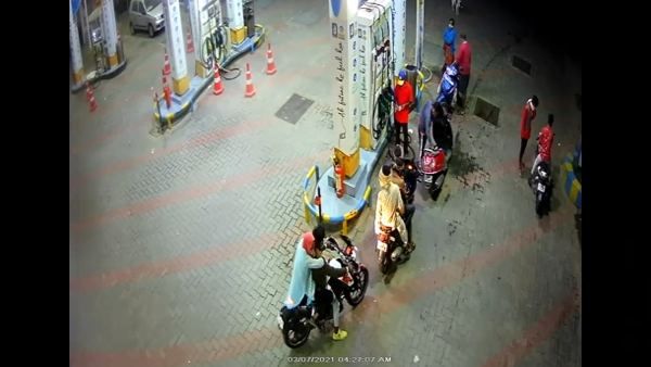 ಲಾಂಗ್ ತೋರಿಸಿ ಪೆಟ್ರೋಲ್ ಬಂಕ್ ನಲ್ಲಿ ದರೋಡೆ ಮಾಡುವ ದೃಶ್ಯ ಸಿಸಿಟಿವಿಯಲ್ಲಿ ಸೆರೆ