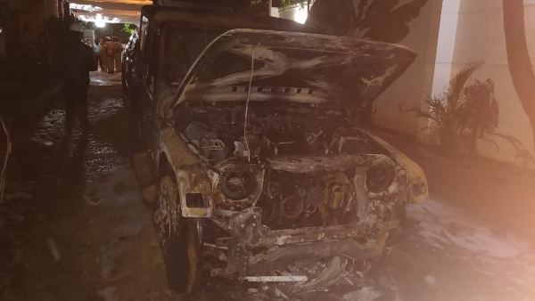 ಬೊಮ್ಮನಹಳ್ಳಿ ಶಾಸಕ ಸತೀಶ್ ರೆಡ್ಡಿ ಮನೆಮುಂದೆ ನಿಲ್ಲಿಸಿದ್ದ 2 ಕಾರುಗಳಿಗೆ ಬೆಂಕಿ