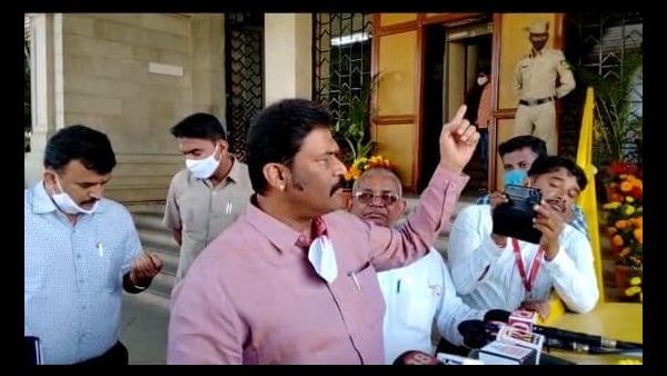 ಖಾತೆ ಬದಲಾವಣೆಗೆ ವಿನೂತನ ಪ್ರಯತ್ನ ಆರಂಭಿಸಿದ ಪ್ರವಾಸೋದ್ಯಮ ಸಚಿವ ಆನಂದ್ ಸಿಂಗ್?