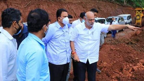 ಮಳೆಯಿಂದ ಹಾನಿ: ಉತ್ತರ ಕನ್ನಡದಲ್ಲಿ ಸರ್ವಋತು ರಸ್ತೆ ನಿರ್ಮಾಣ