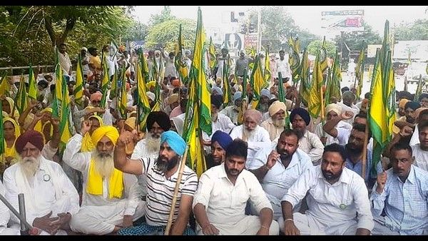 ಹರಿಯಾಣದಲ್ಲಿ ಪೊಲೀಸ್ ಲಾಠಿಚಾರ್ಜ್ ಮರುದಿನವೇ ರೈತರಿಂದ ರಸ್ತೆ ತಡೆ