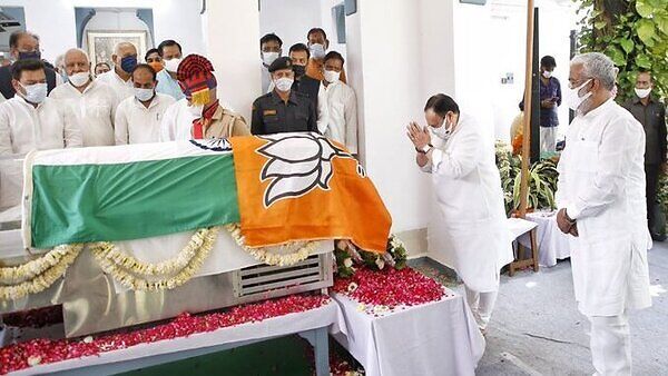 ಕಲ್ಯಾಣ್‌ ಅಂತಿಮ ನಮನದ ವೇಳೆ ರಾಷ್ಟ್ರ ಧ್ವಜದ ಮೇಲೆ ಬಿಜೆಪಿ ಧ್ವಜ: ತೀವ್ರ ವಿವಾದ ಸೃಷ್ಟಿ