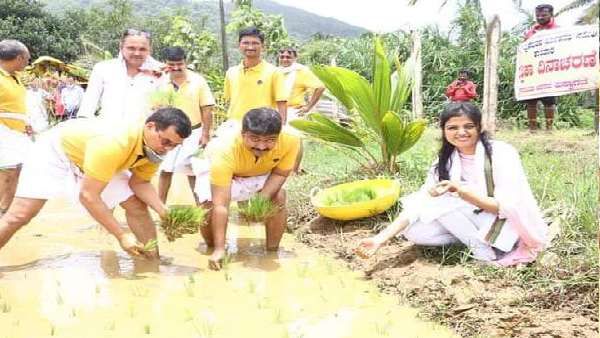 ಉತ್ತರ ಕನ್ನಡದಲ್ಲಿ ಗದ್ದೆಗಿಳಿದು ನಾಟಿ ಮಾಡುವ ಮೂಲಕ ಜಿಲ್ಲಾಧಿಕಾರಿ ಪ್ರೇರಣೆ