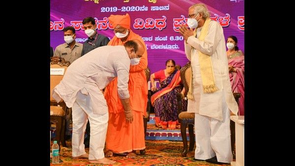 ಅನುಭವ ಮಂಟಪದ ಅಧ್ಯಕ್ಷ ಡಾ. ಬಸವಲಿಂಗ ಪಟ್ಟದೇವರಿಗೆ ನಮಸ್ಕರಿಸಿದ ಸಿಎಂ ಬೊಮ್ಮಾಯಿ!