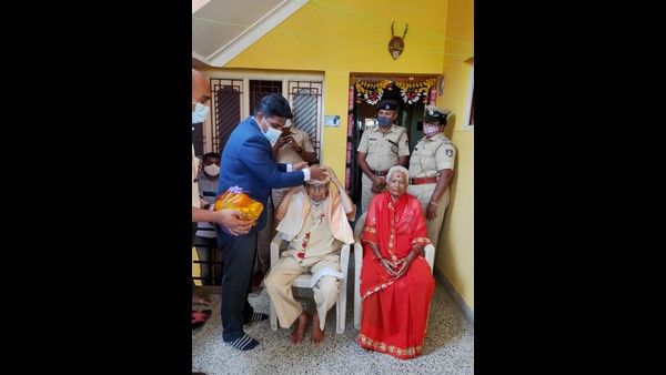 ಸ್ವಾತಂತ್ರ್ಯ ಹೋರಾಟಗಾರರ ಕಾಲಿಗೆ ನಮಸ್ಕರಿಸಿ ಗೌರವ ಸಲ್ಲಿಸಿದ ರಾಮನಗರ ಜಿಲ್ಲಾಧಿಕಾರಿ