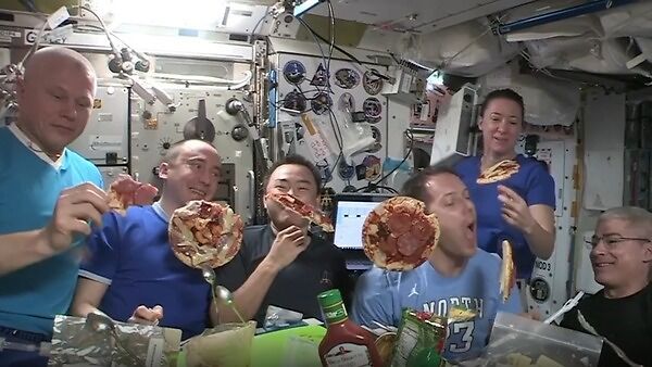 ಅಂತರಾಷ್ಟ್ರೀಯ ಬಾಹ್ಯಾಕಾಶ ನೌಕೆಯಲ್ಲಿ ತೇಲುತ್ತಿರುವ ಫಿಜ್ಜಾ ಸವಿದು ಸಂಭ್ರಮಿಸಿದ ಗಗನಯಾತ್ರಿಗಳು!