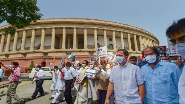 ಮೇಲ್ಮನೆಯಲ್ಲಿ ಮಹಿಳಾ ಸಂಸದರ ಮೇಲೆ ಹಲ್ಲೆ ಆರೋಪ: ವಿಪಕ್ಷ ನಾಯಕರಿಂದ ಪ್ರತಿಭಟನೆ