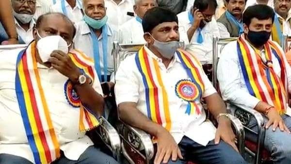 ರಾಮನಗರ: ಒಂದೇ ವೇದಿಕೆಯಲ್ಲಿ ಬದ್ಧ ವೈರಿಗಳ ಸಮಾಗಮ‌